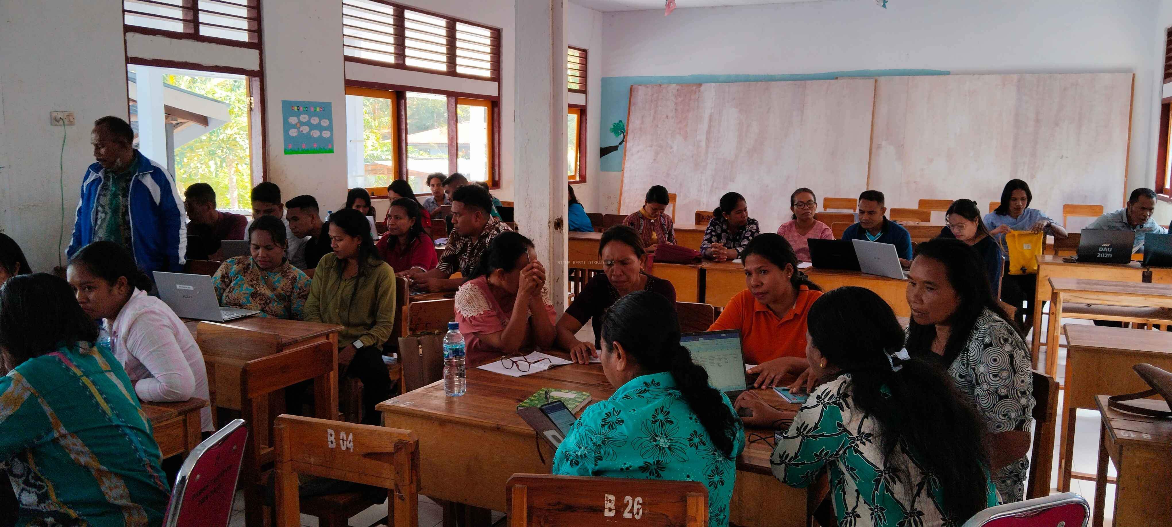 MKKS PULAU KISAR MENGGELAR KEGIATAN IMPLEMENTASI KURIKULUM MERDEKA SEBAGAI SEBUAH UPAYA PENINGKATAN KAPASITAS GURU